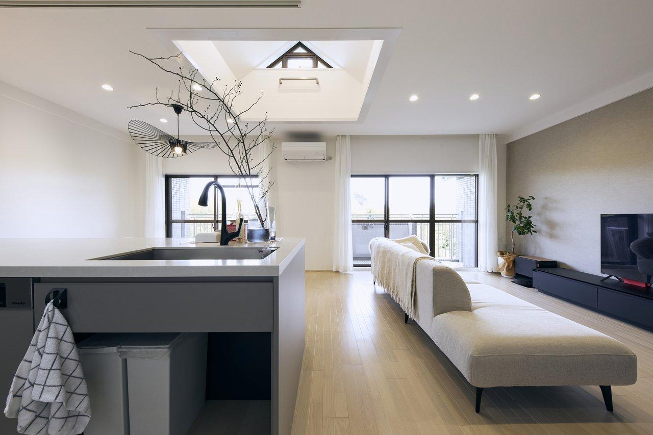 吹き抜けから日の光が降り注ぐリビングダイニング。