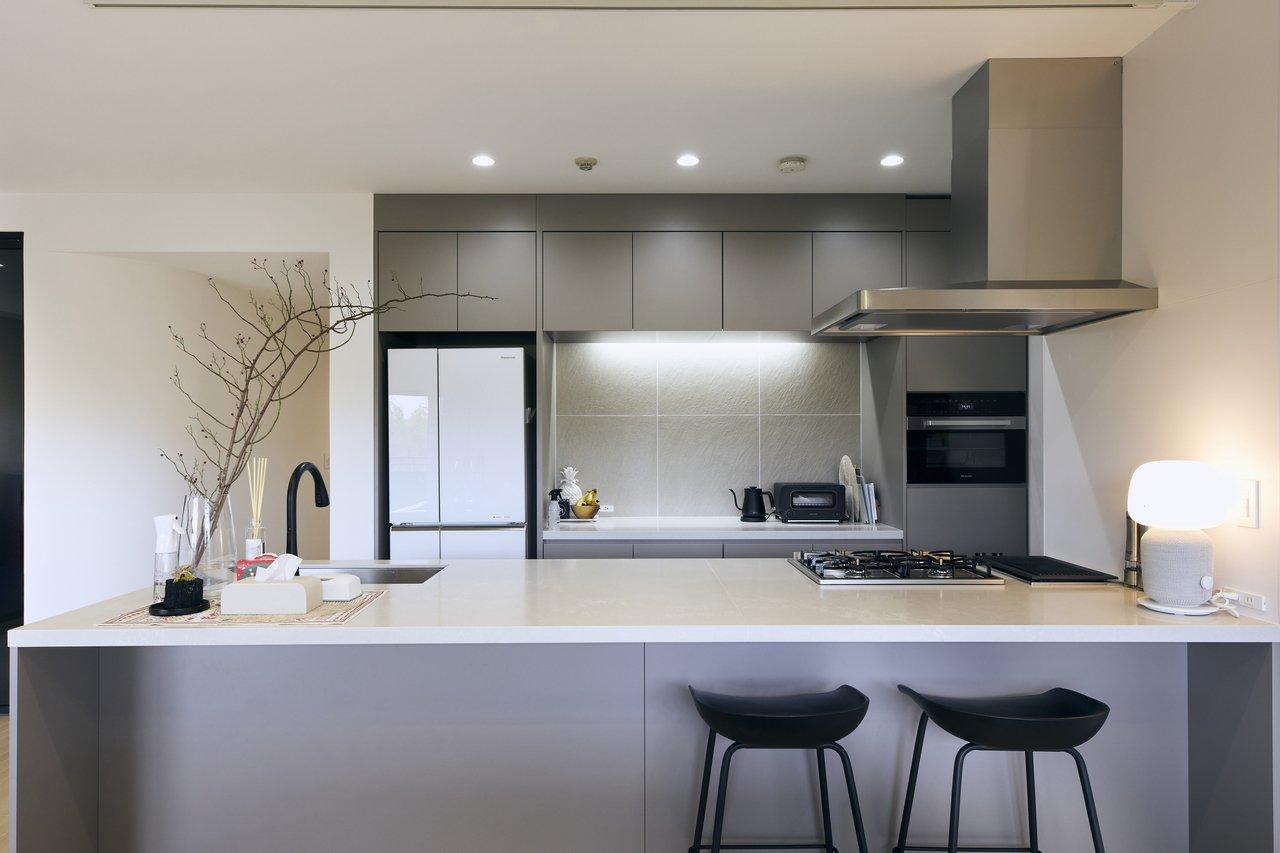 キッチンの前面にはダイニングテーブルとしても使うことができるカウンターを造作。テーブルに料理を運ぶ手間が省けて家事動線の短縮になるため、お子さんと食事する際はカウンターが大活躍しているそう。