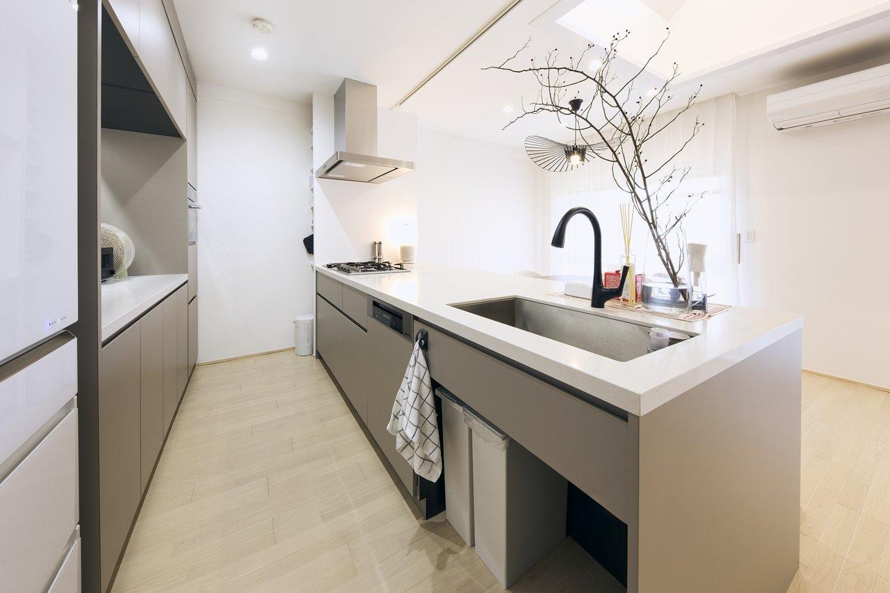 大きなキッチンは、リビングダイニングにいる家族や友人と空間を共有できるオープン設計。