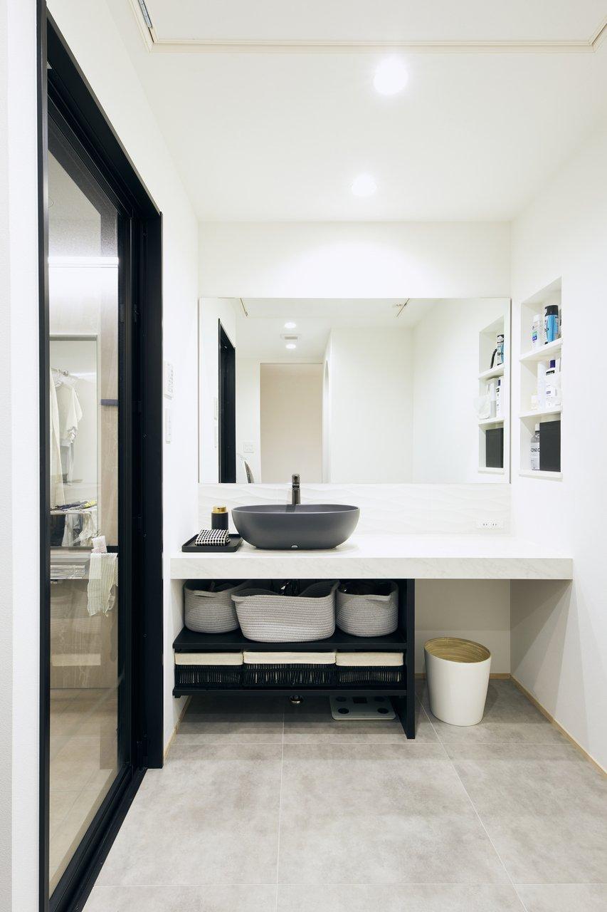 洗面室の天井からは屋根裏部屋に繋がります。