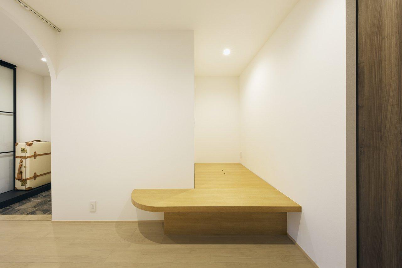 玄関を入って左には、奥様がこだわったアーチの開口があり、奥へ進むと隠れ家のようなヌックがあります。