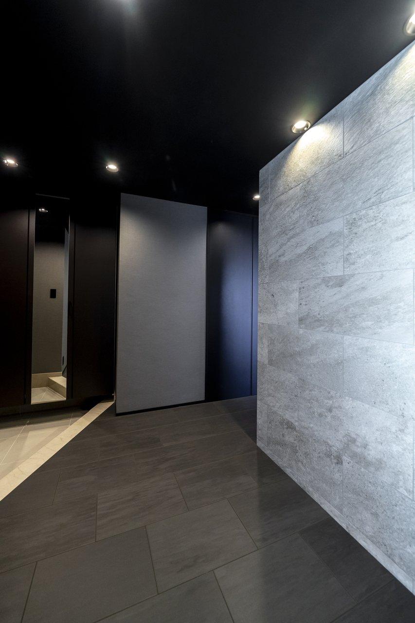 玄関や廊下にも黒のクロスやグレーのタイルを採用