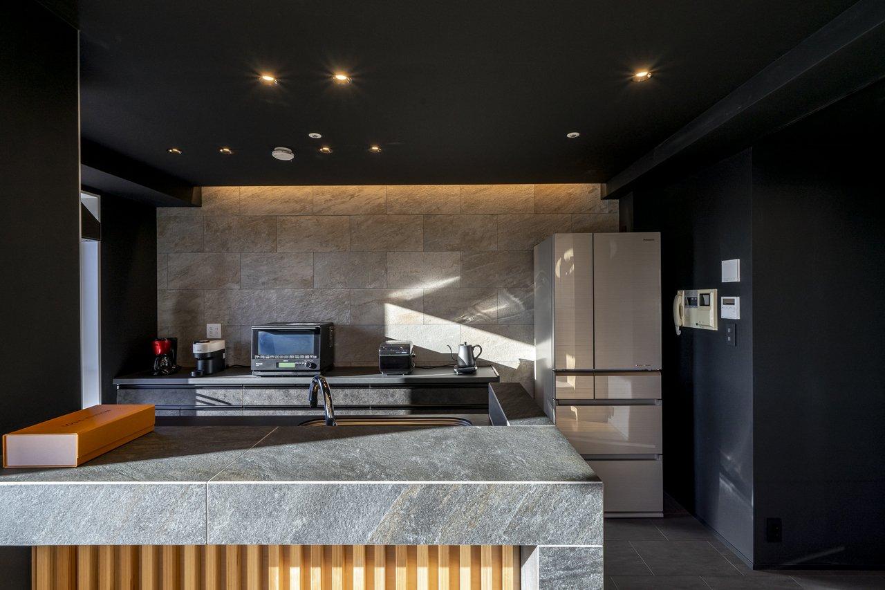 天井や壁に締め色となる黒のクロスを採用し、明暗のメリハリをつけた空間に