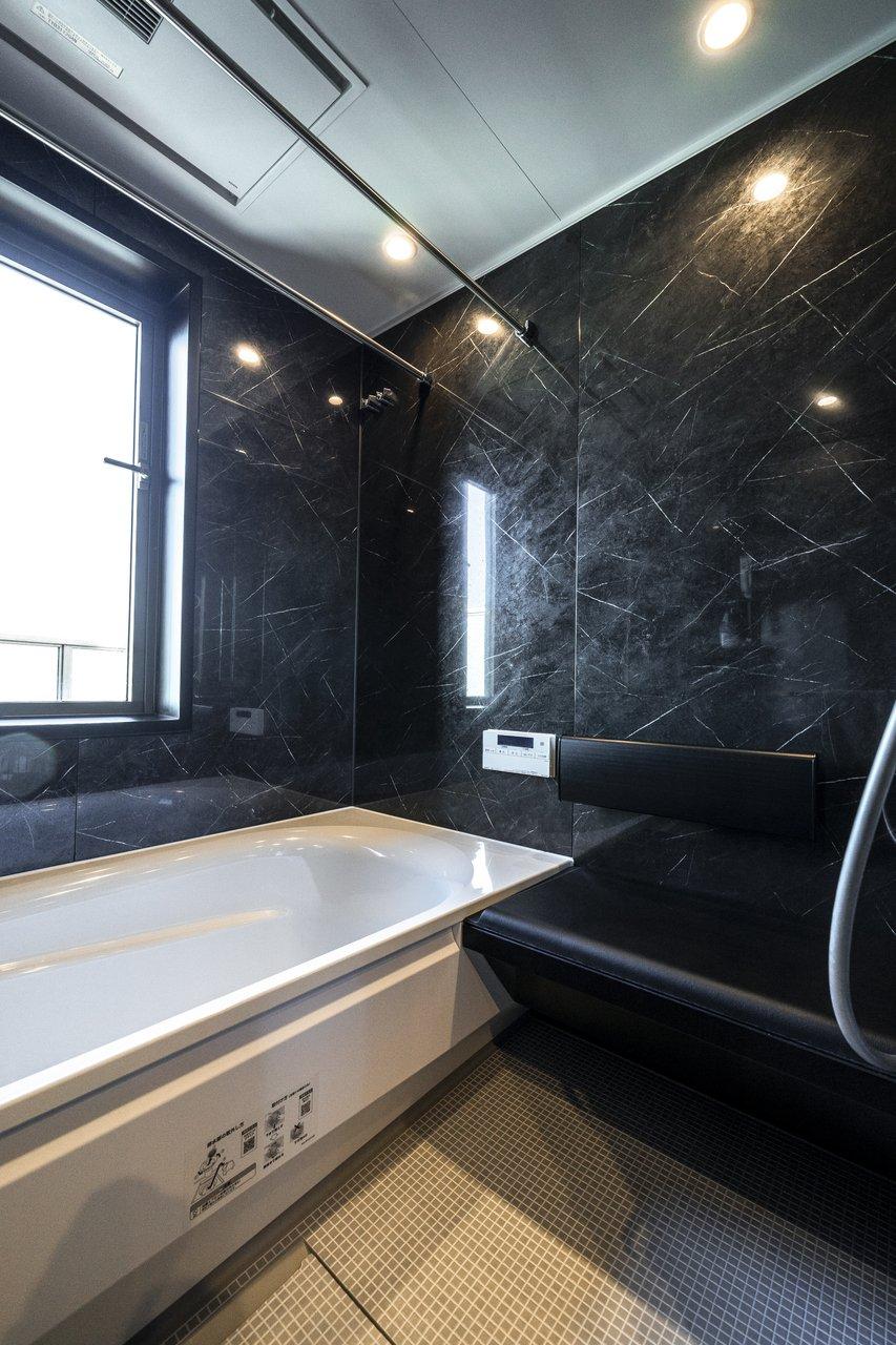 窓があり明るい浴室