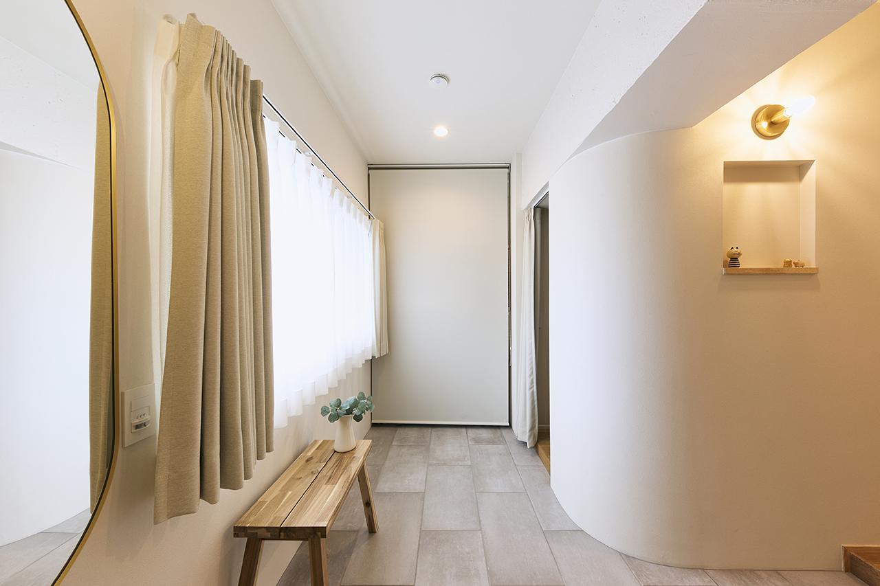 やわらかい曲線を描くアール壁が美しい玄関・土間。