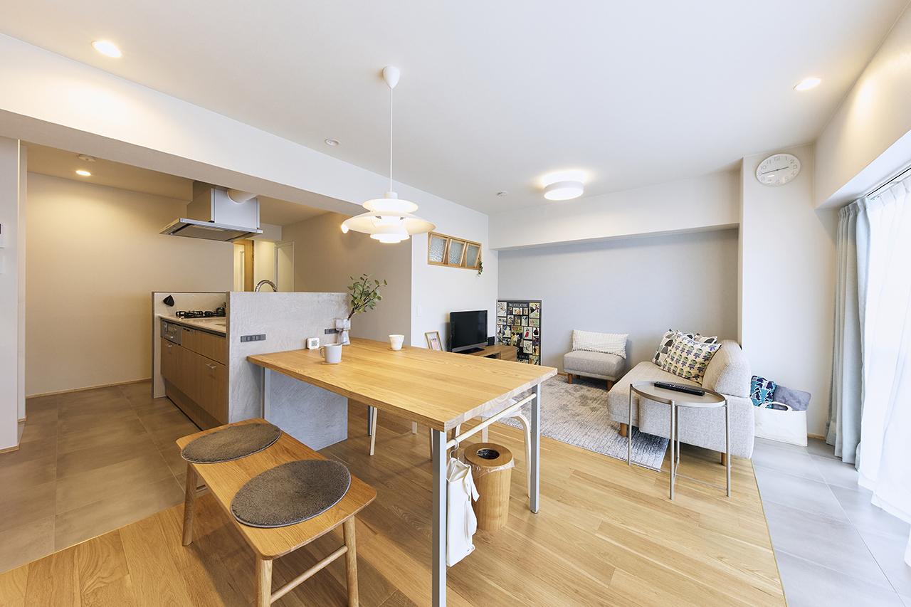 アクセントクロスとカーテンの色がメインカラーとなり、まとまりのある空間に。