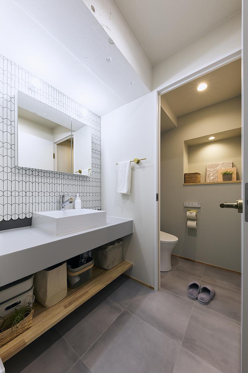 お気に入りの柄や色を詰め込んだ洗面室とトイレ。