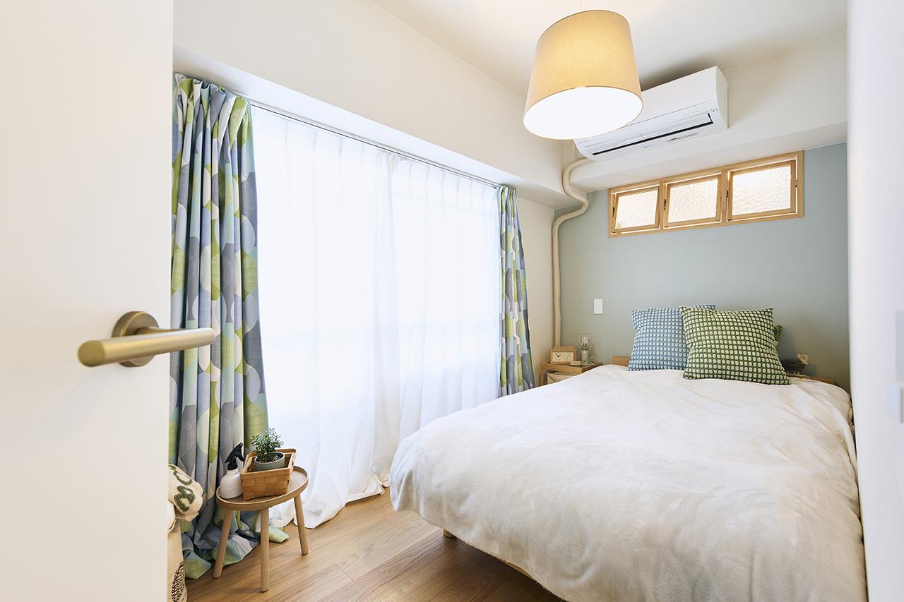 寝室は、大きな窓と室内窓で採光と通風を確保。