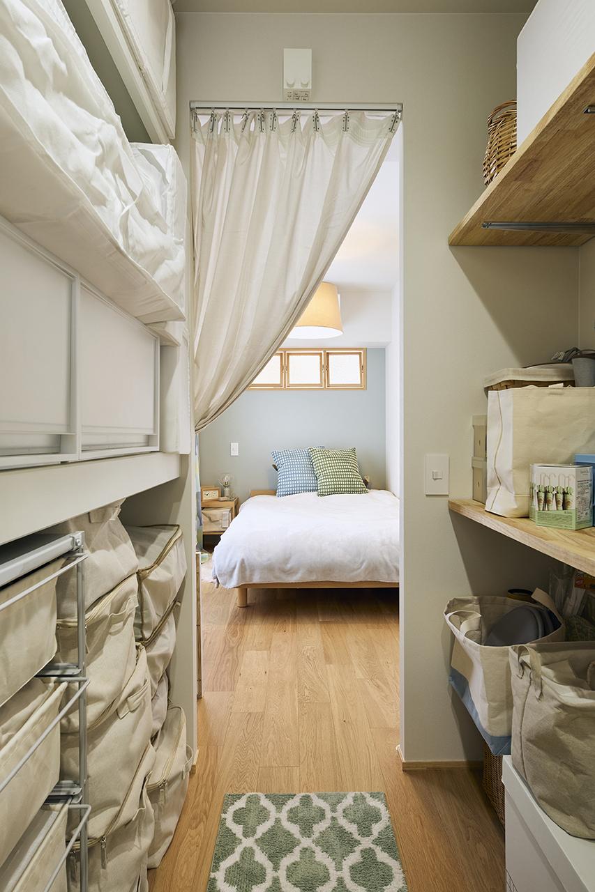 ウォークスルークローゼットから見た寝室。