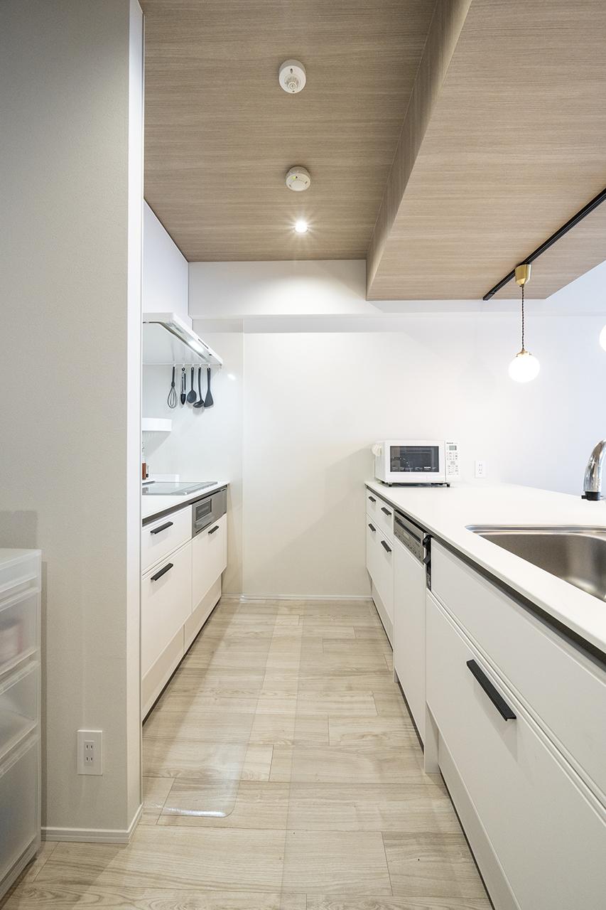 たっぷりの収納と広い作業スペースを確保した二列型キッチン