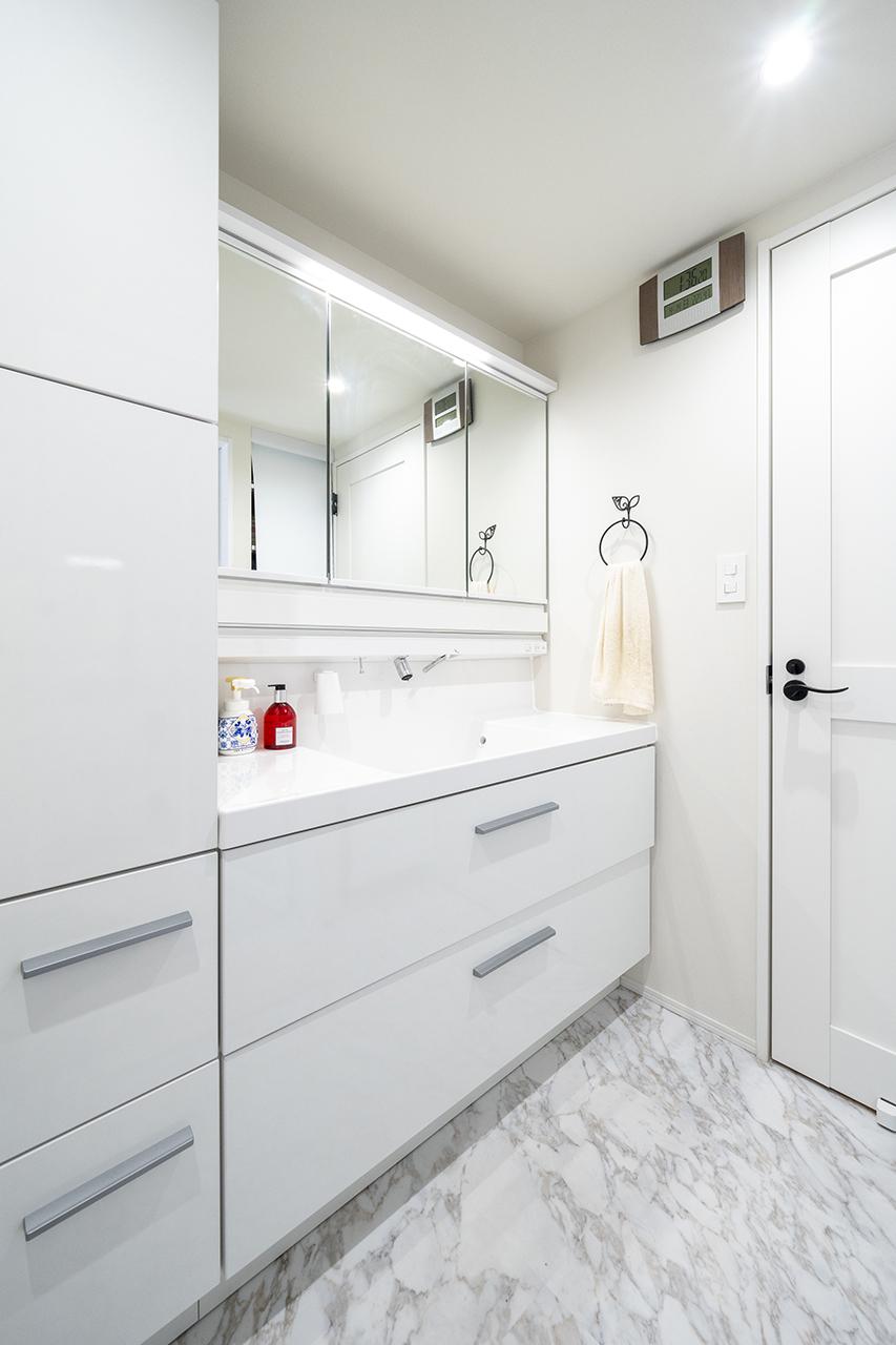清潔感あふれる白基調の洗面室