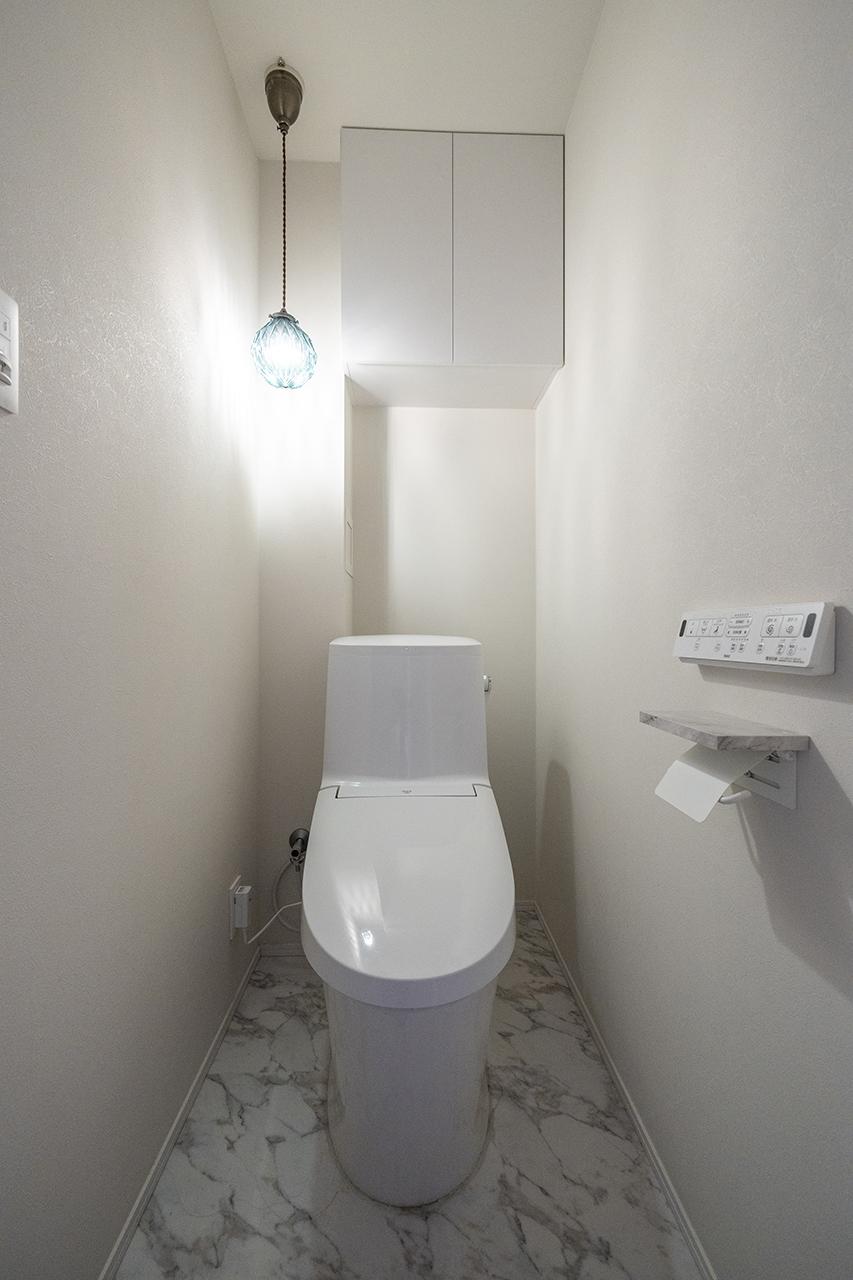 こだわりの照明を取り付けたトイレ