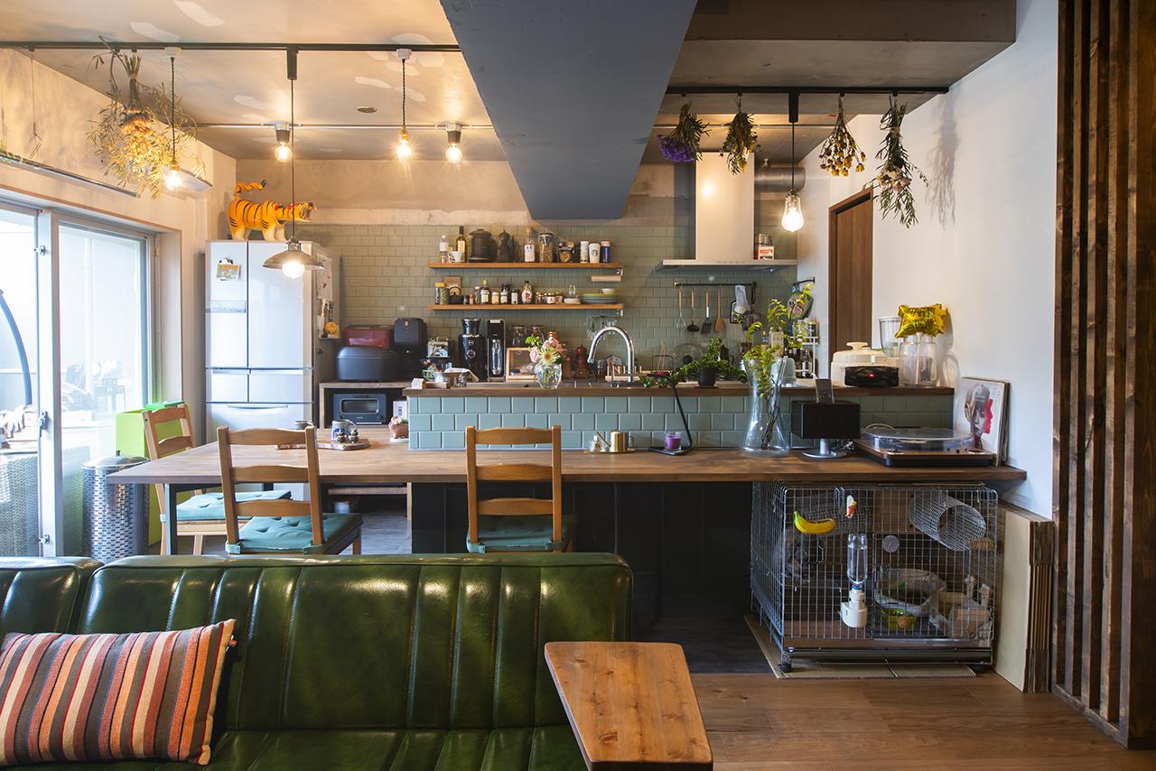 キッチンに沿って造作したL字のカウンターテーブルは、思い出作りに家族みんなで塗装を施したそう。高さは、下部にペットのうさぎのケージがぴったり収まるように設計しています。