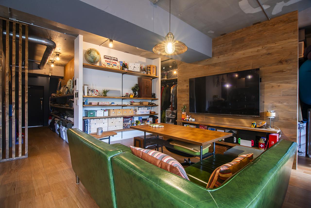 リビングのテレビボードは、テレビのケーブルを隠せるように設計したのがこだわりポイント。裏側には有孔ボードを採用し、帽子やバッグなどの小物を吊り下げておくことができます。