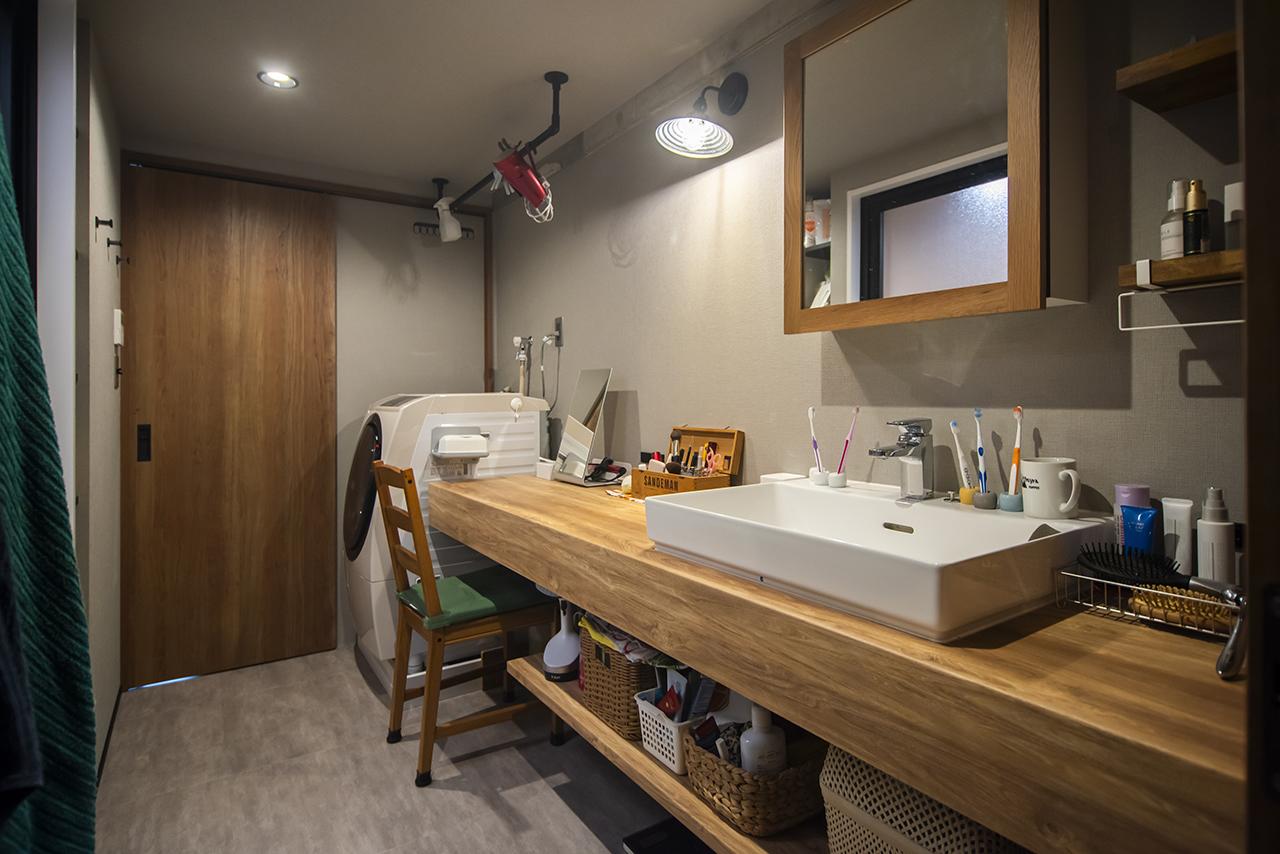 家族で並んで朝の支度ができる、幅広い洗面台とスペースを確保しました。