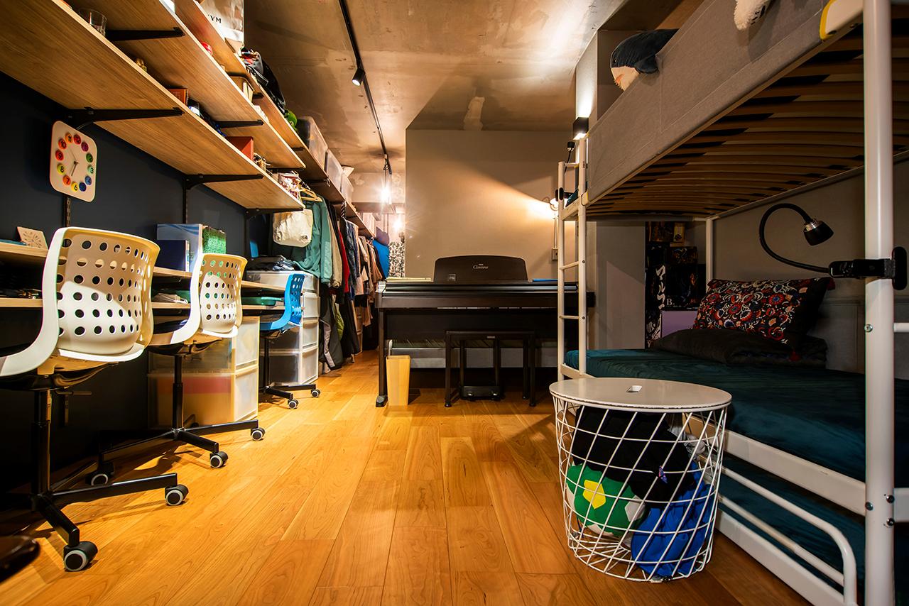 デスクとして使えるカウンターを造作した寝室。