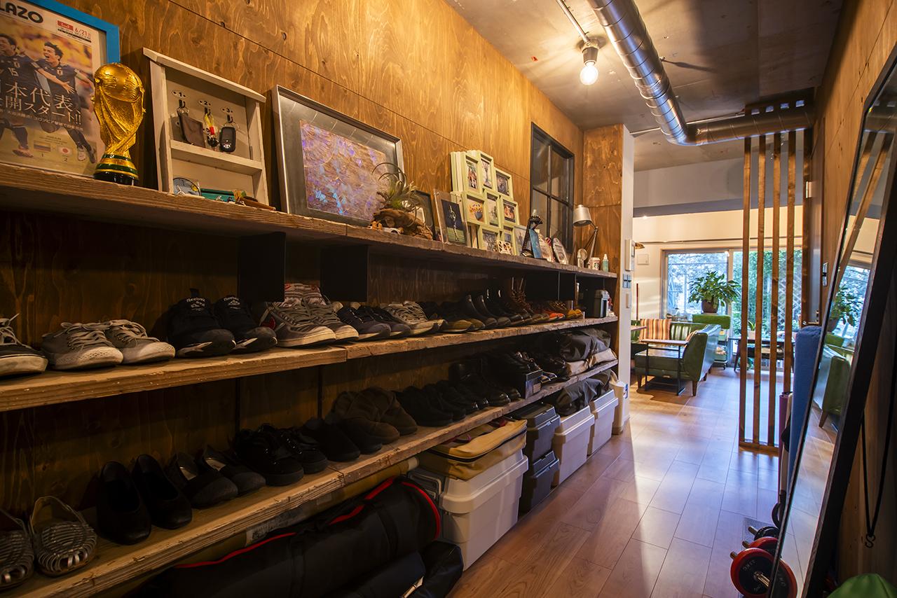 玄関から続く廊下には、靴の収納やインテリアを楽しめる棚を設置しました。