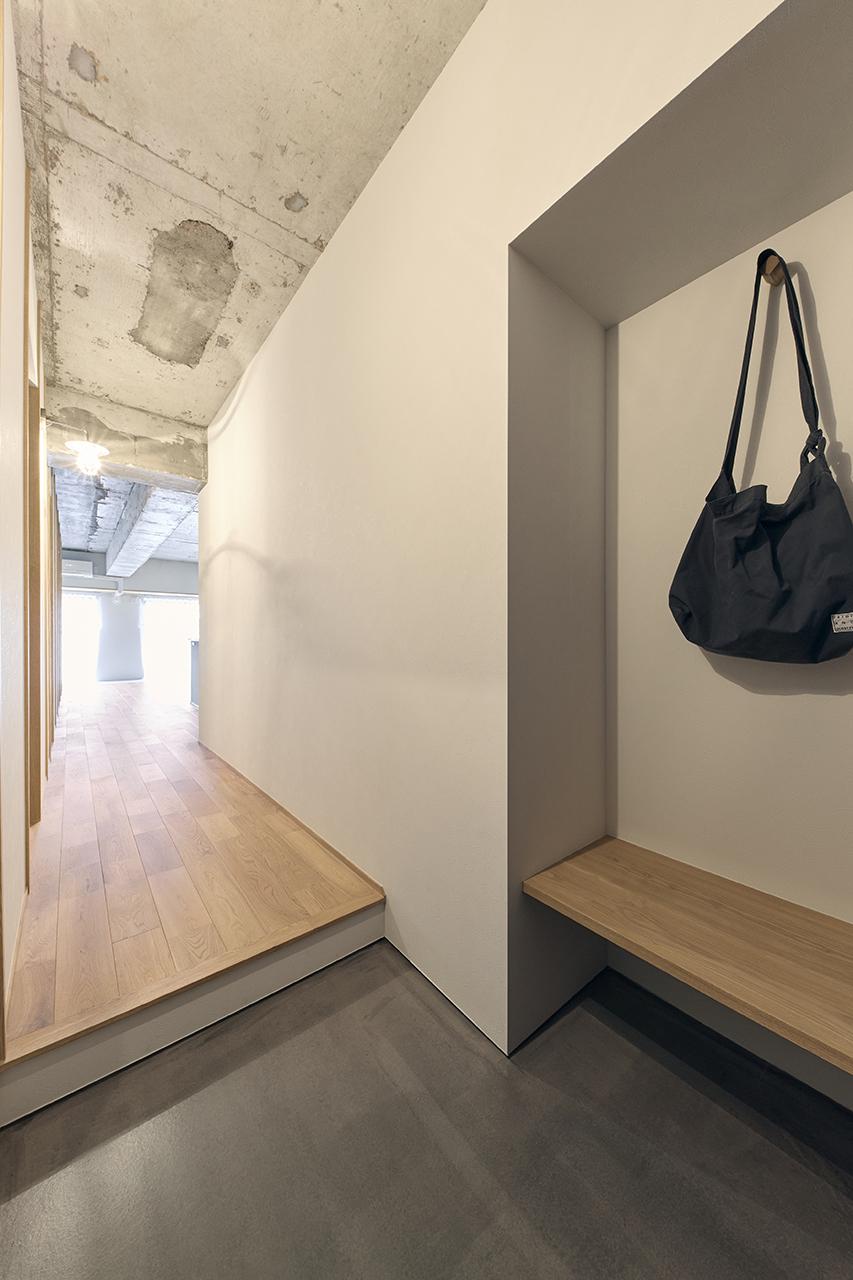 造作ベンチを設置した玄関