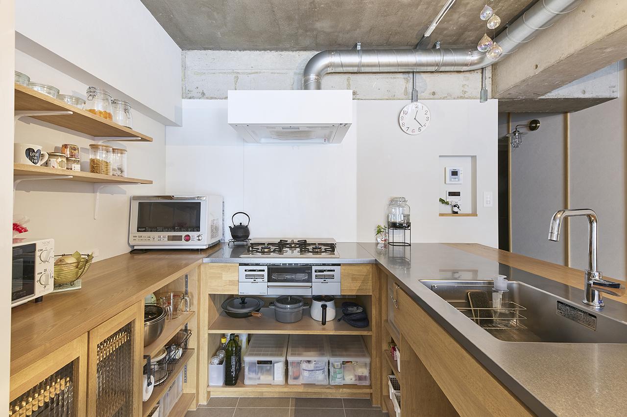調理スペースと収納量を確保した造作キッチン