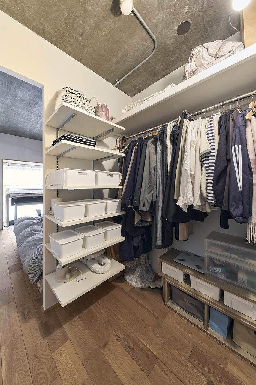 洗面室と寝室の間に設けたウォークインクローゼット