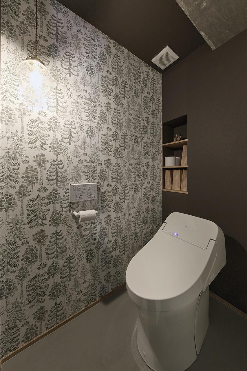 こだわりの照明とクロスを採用したシックなトイレ