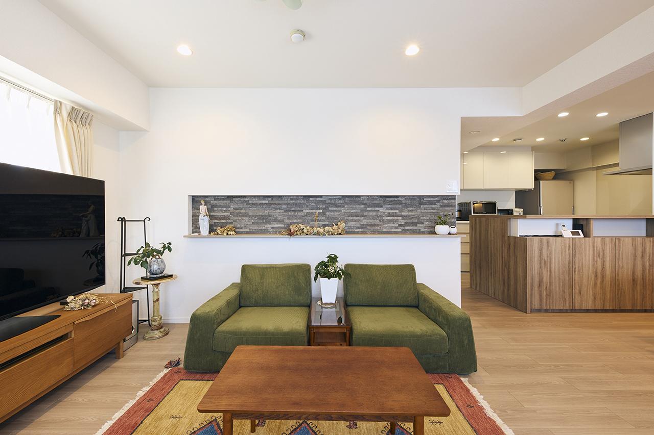 壁に施工したニッチは廊下に抜けるようなアシンメトリーのデザインで、厳選したグレーのタイルを採用