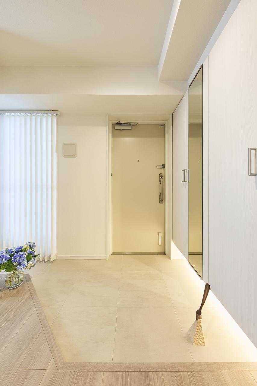 スーツケースやベビーカーを置いてもゆとりがある玄関