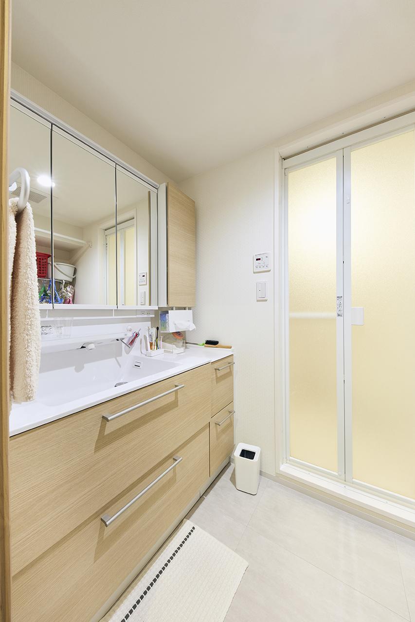 ナチュラルカラーで清潔感のある洗面室