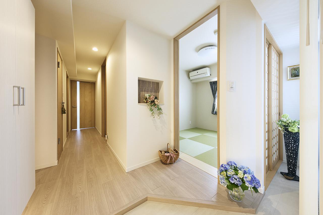 狭さと暗さに悩んでいた玄関は、広々と明るい空間に