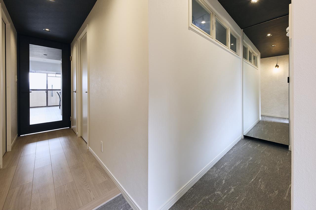 狭かった玄関は、広々と開放的な空間に