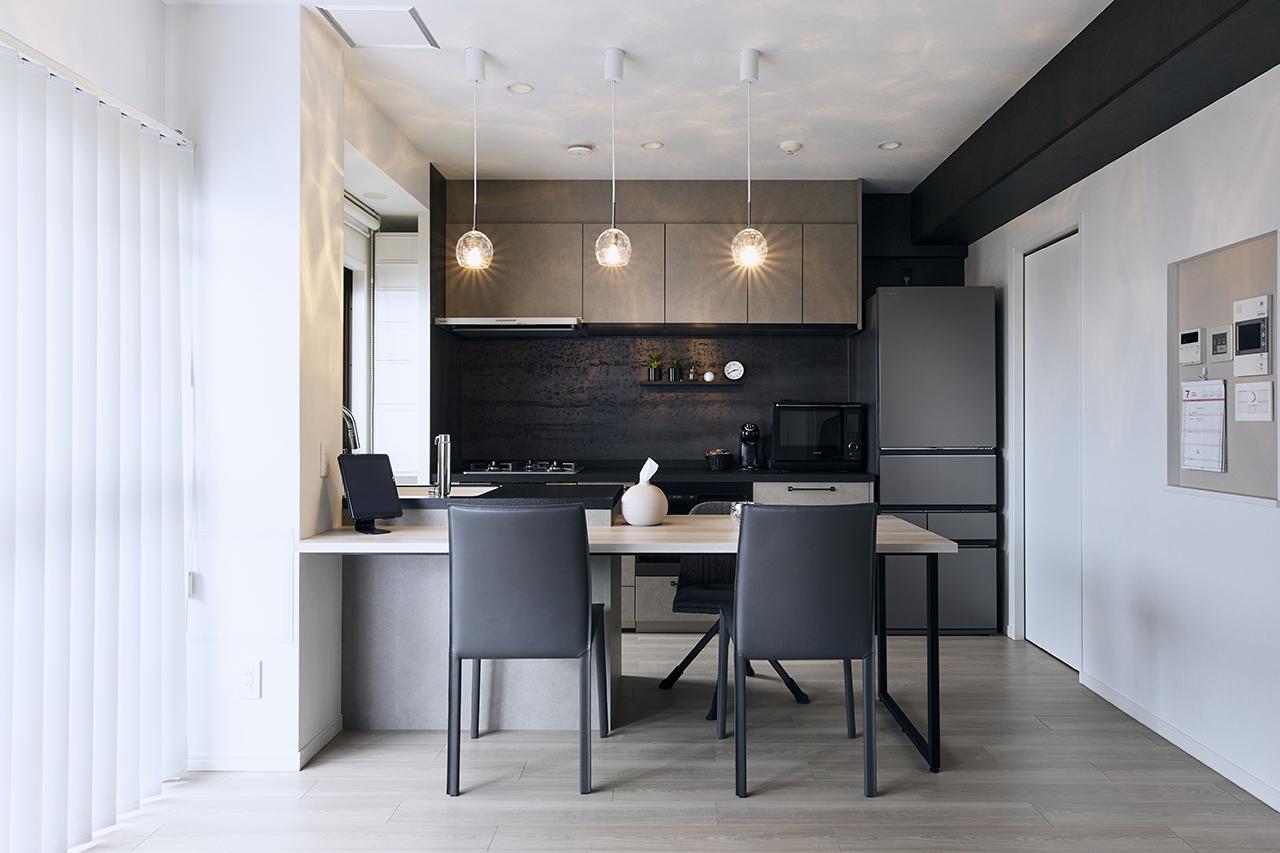 料理や洗い物をしながら、ダイニングテーブルにいる人と会話ができるキッチン