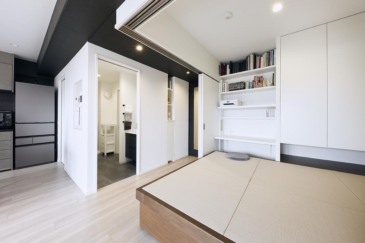 小上がりの和室にはワークスペースとして使えるデスクカウンターを設置し、畳の下を収納に