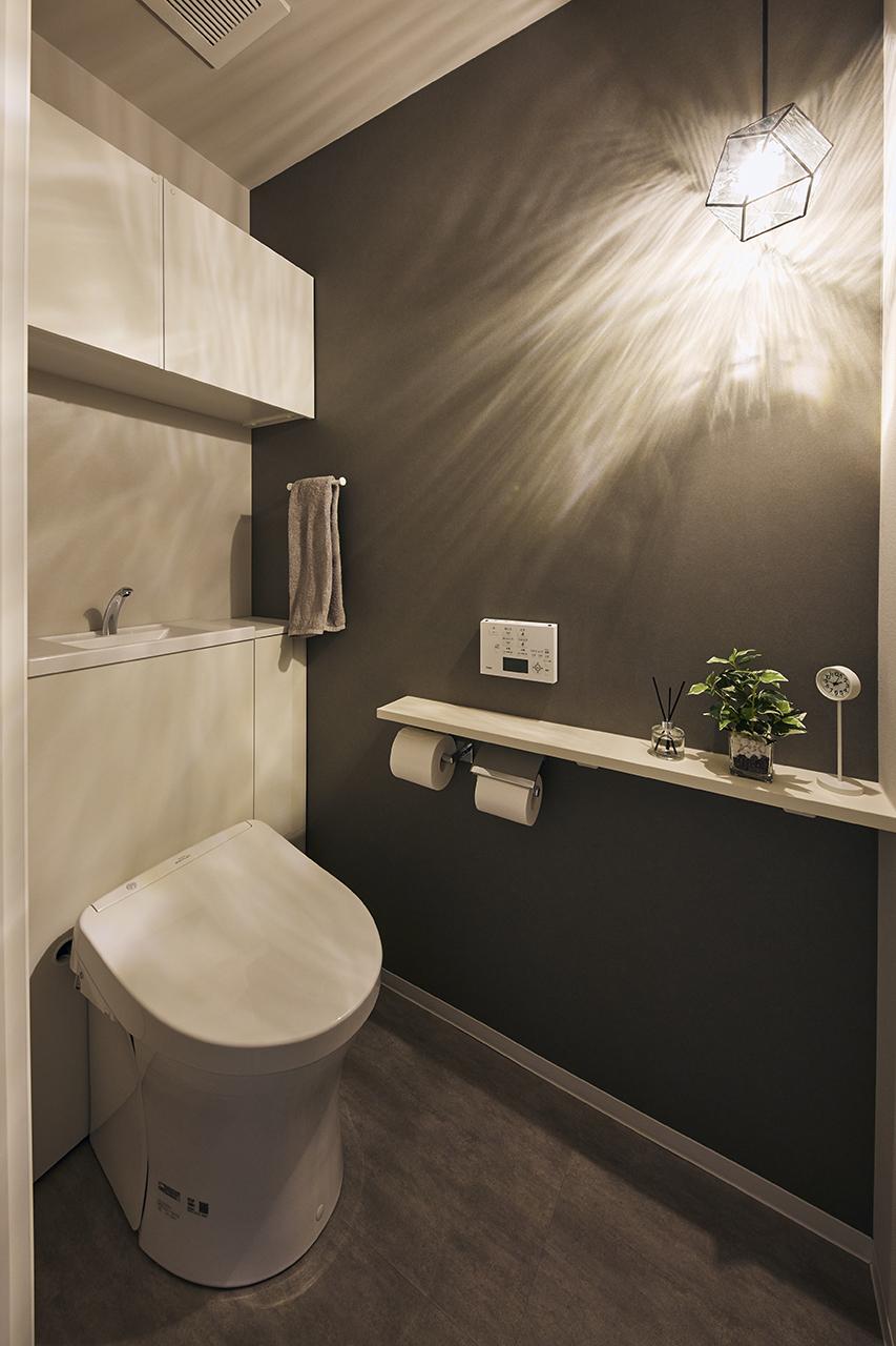 インテリアが楽しめるカウンターを備え付けたトイレ