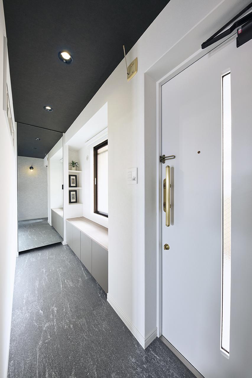 大きなミラーを取り付け、ファッションショーができる空間をイメージした玄関・土間