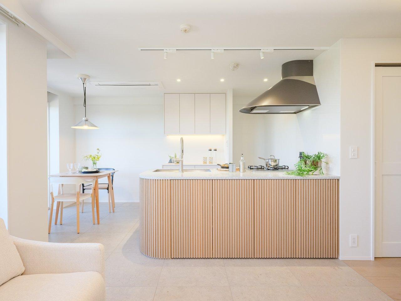 美しい曲線を描いたリブ材のキッチンが印象的なLDK