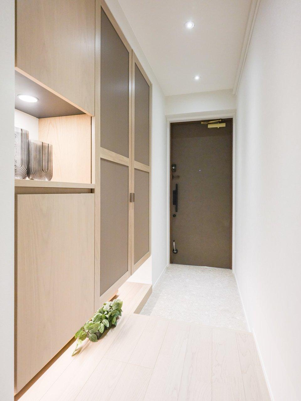 収納たっぷりの明るい玄関