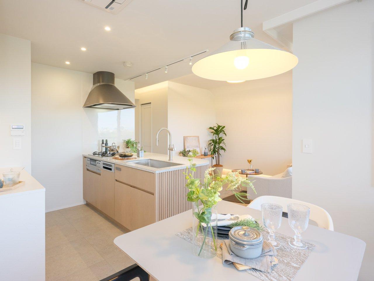 もともと独立していたキッチンは、LDを見渡すことができるオープンキッチンに変更