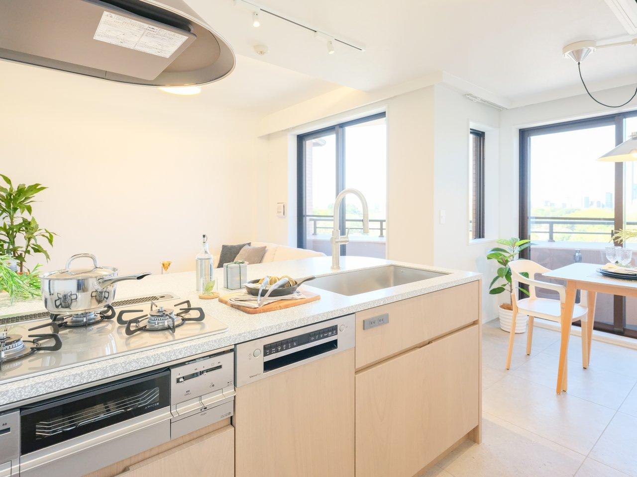 調理や洗い物をしながら、新宿御苑の緑を楽しめる