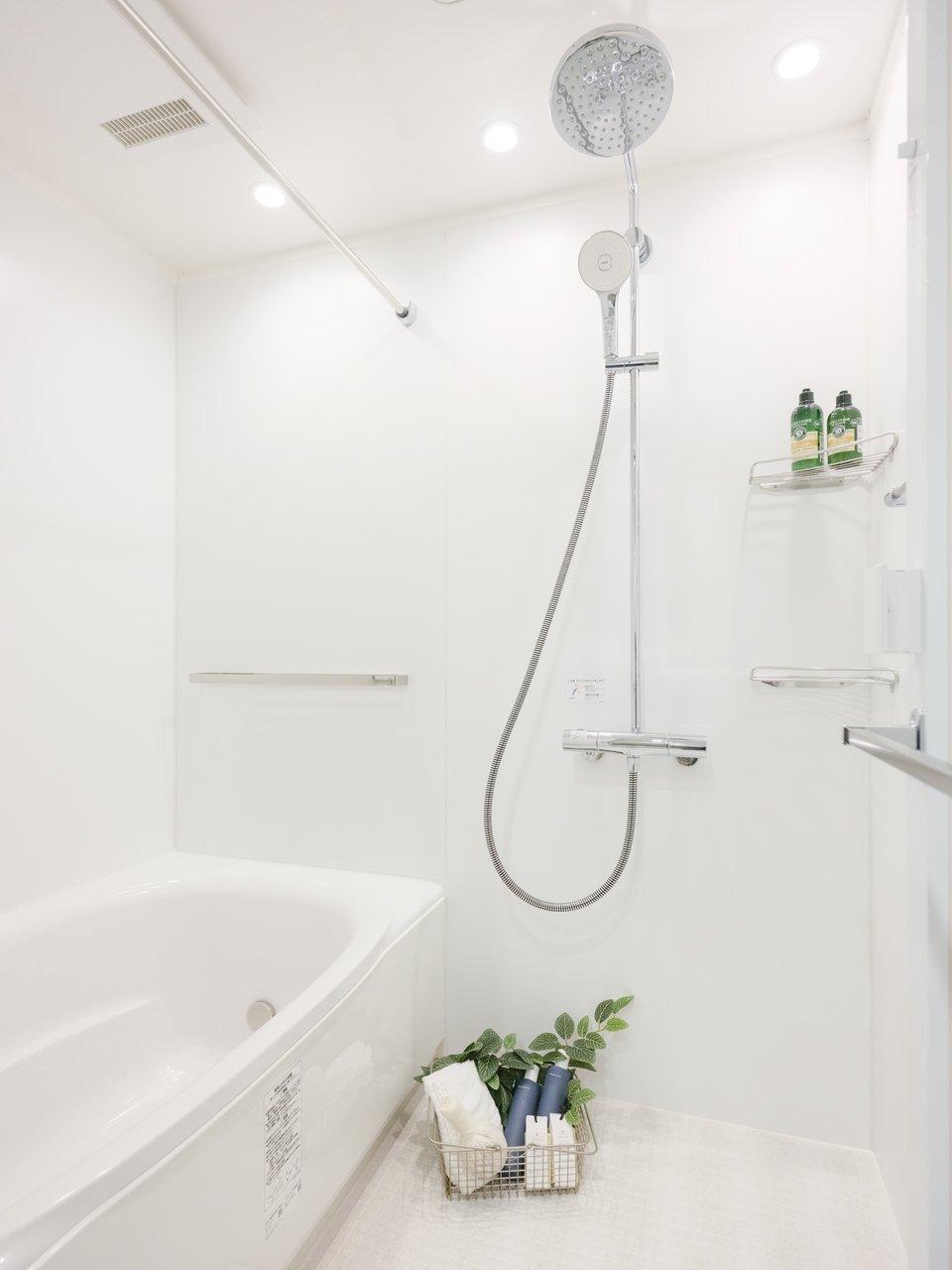 白基調で清潔感がある浴室