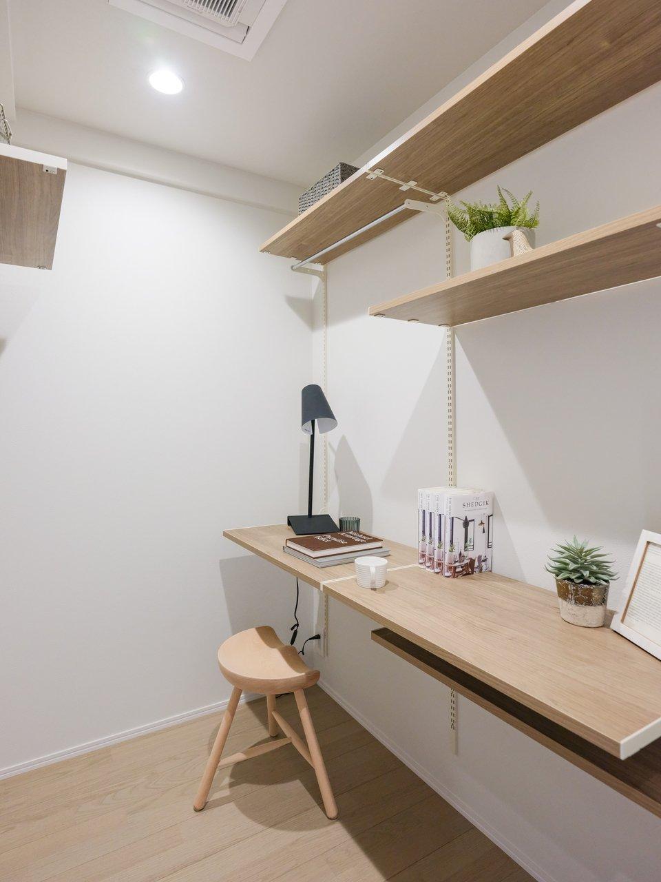 書斎としても活用できる納戸