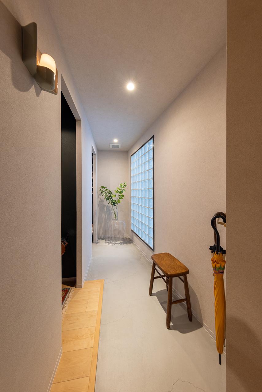 玄関にはクローゼットとSICと繋がる広い土間スペースを新設