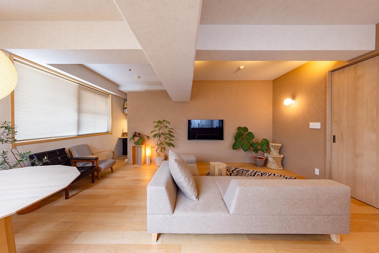 寝室とワークスペースをコンパクトにまとめてリビングを広く設計