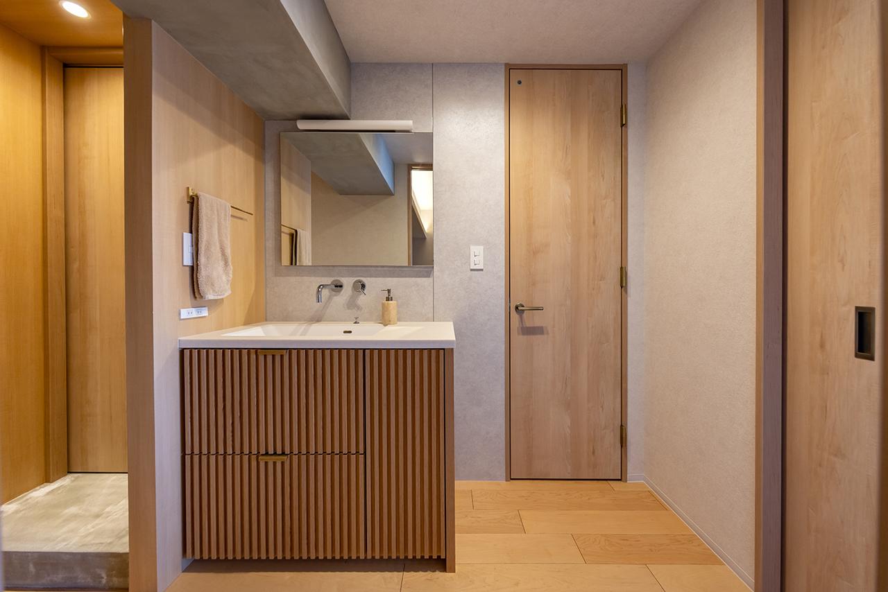 キッチンとデザインを揃えた洗面台は、廊下に新設