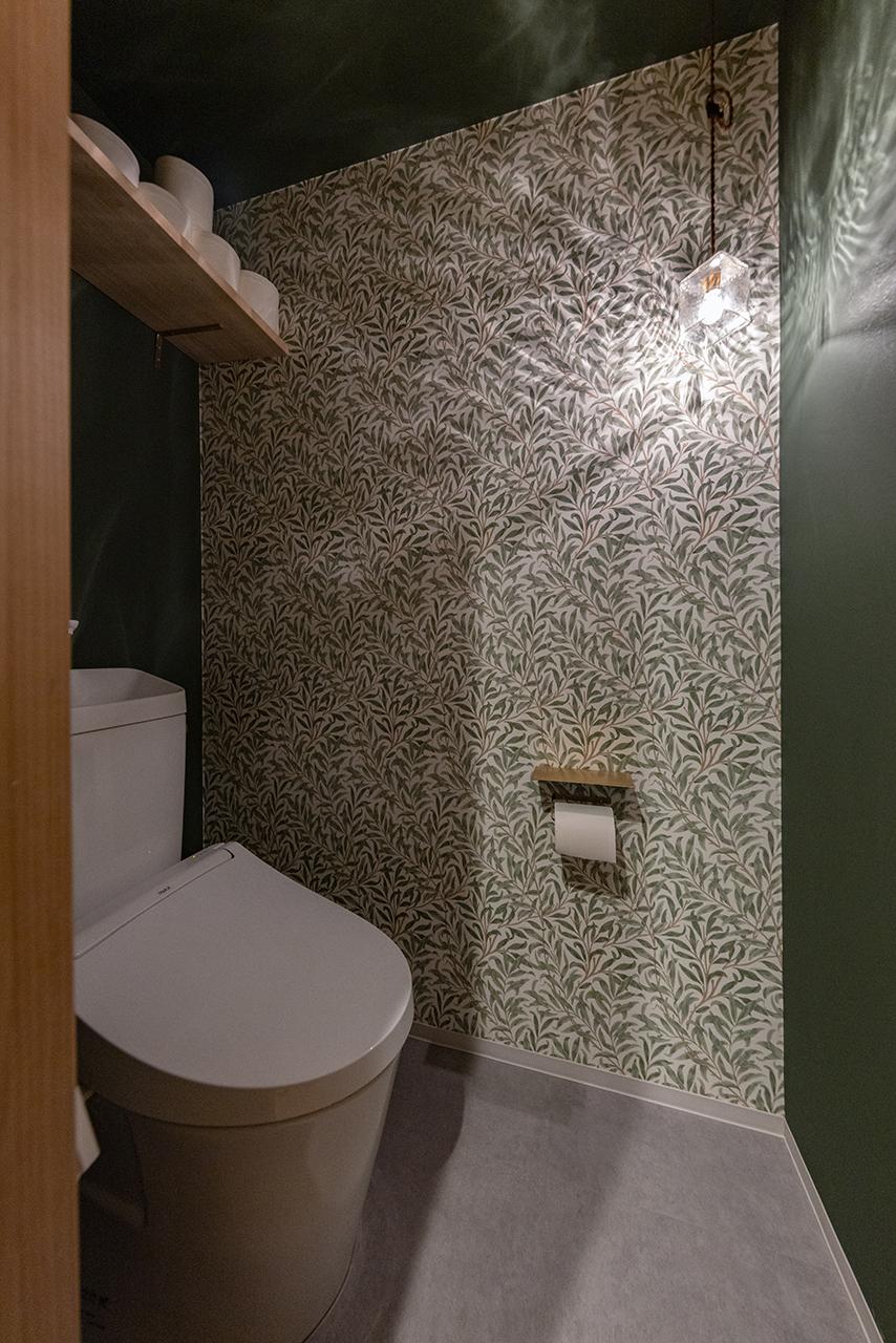 壁紙や照明にこだわったトイレ