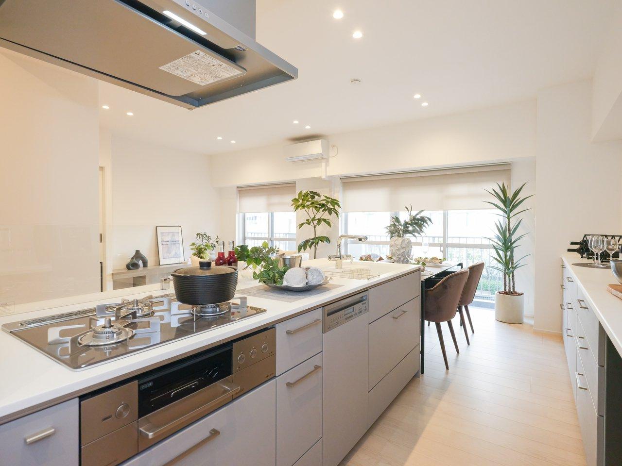 壁付けだったキッチンはリビングダイニングが見渡せる対面キッチンに変更しました