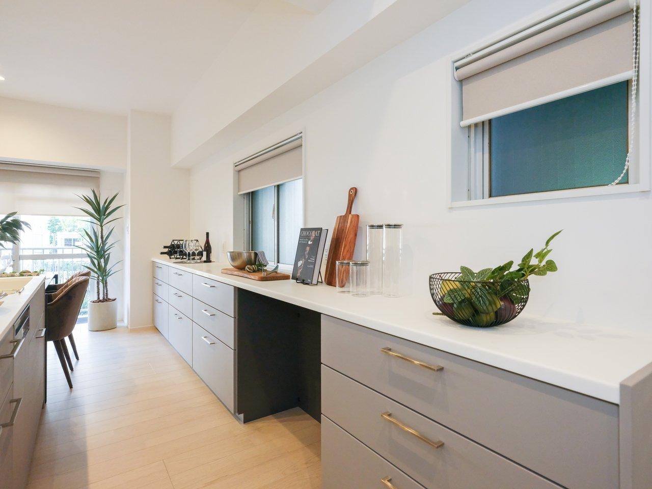 キッチンには大容量のカップボードを備え付けています