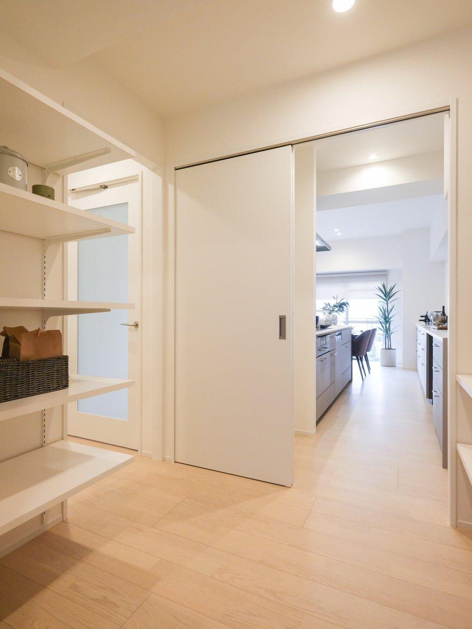 キッチンからパントリーにつながります