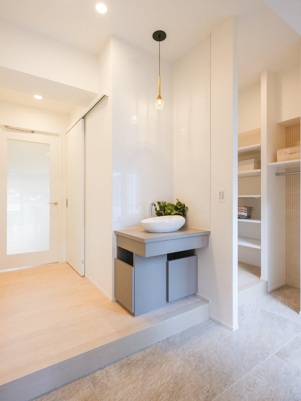 帰宅後にすぐ手洗いができるよう、玄関に手洗いカウンターを新設しました