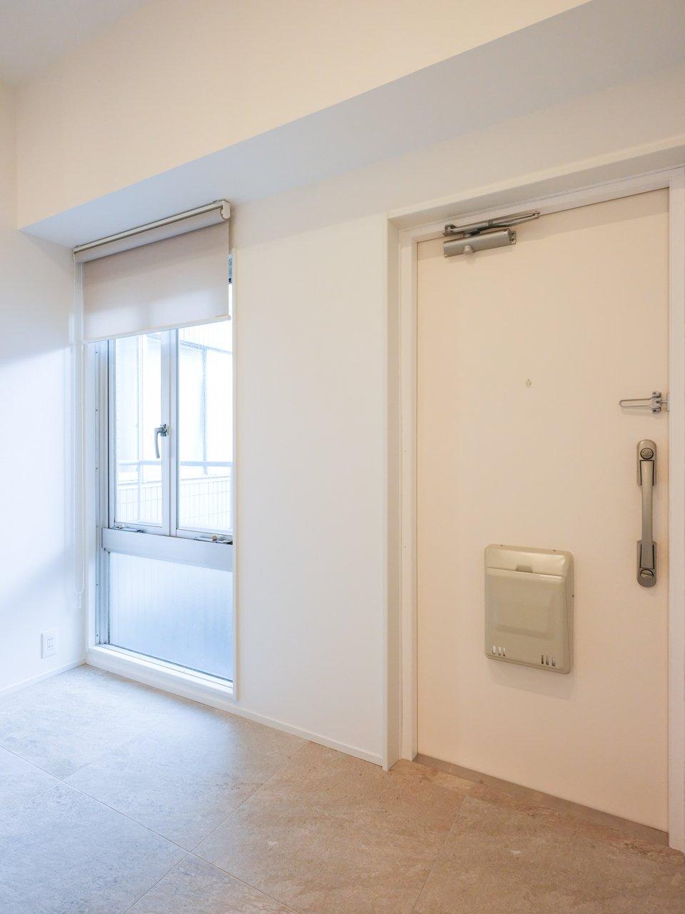 広々とした玄関は、窓があり明るく通風しも良好です