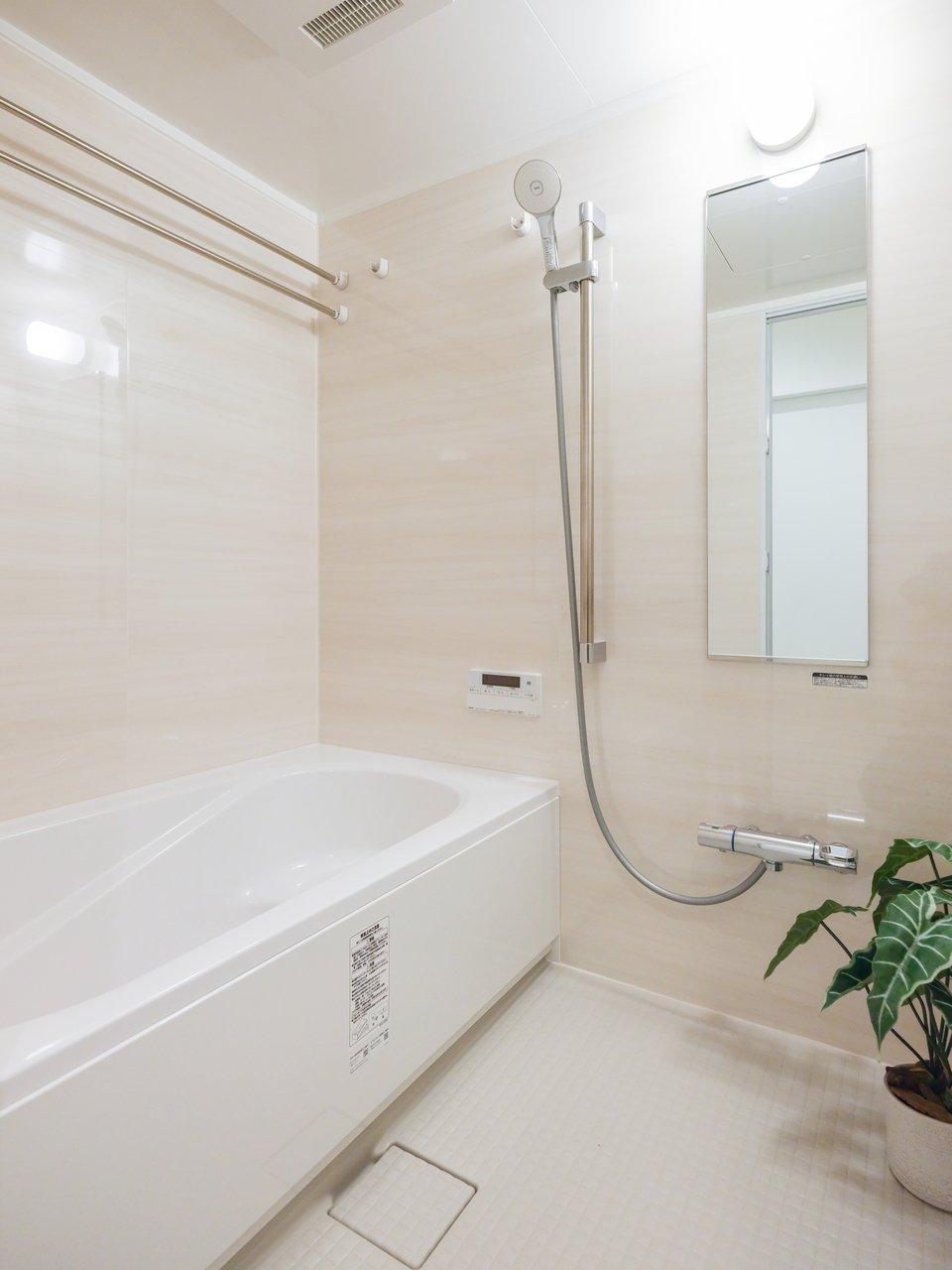 明るく清潔感のある浴室